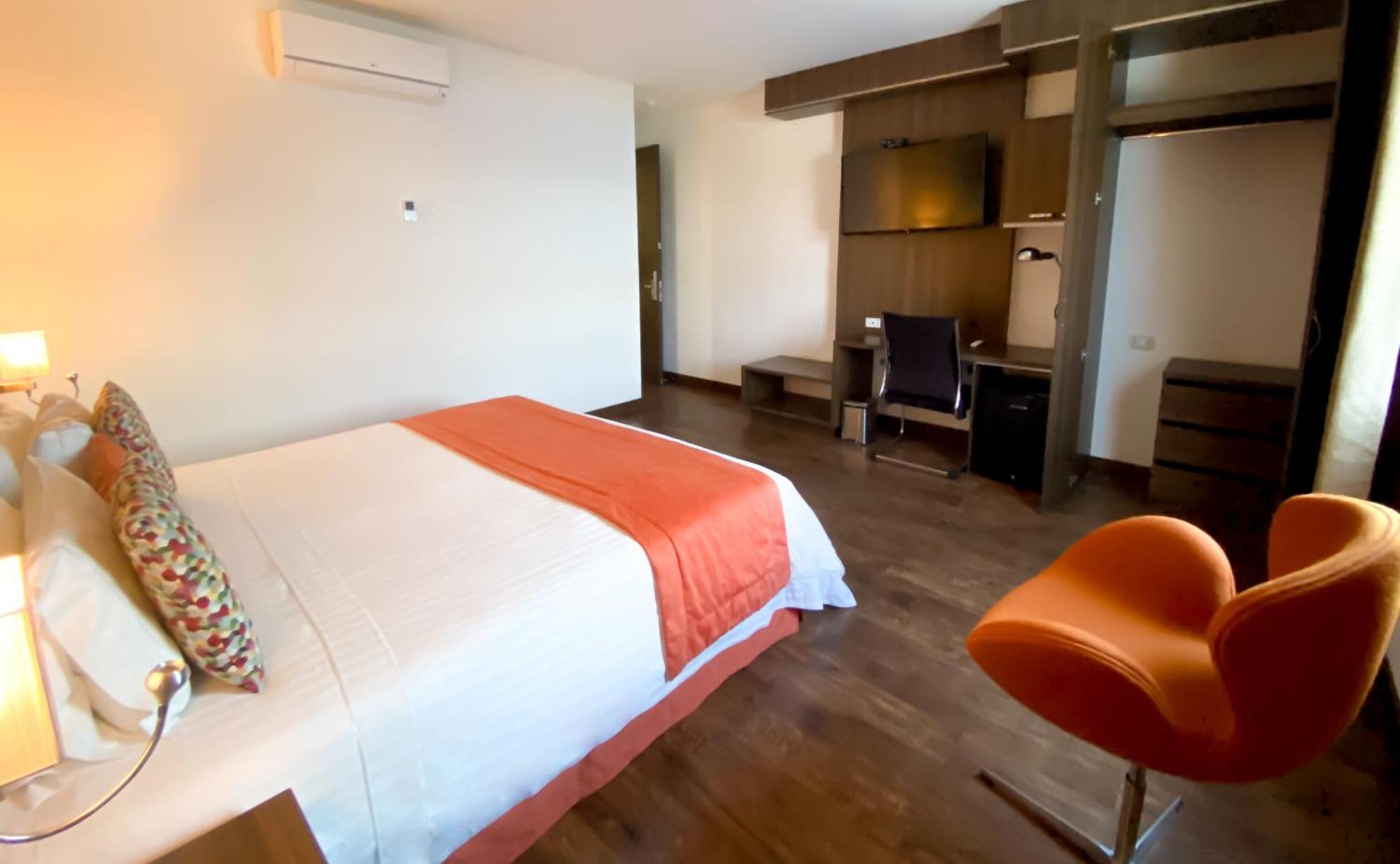 Hotel Royal Elim International San Antonio  Exterior photo A room at the hotel